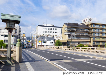 松江橋和對岸林立的溫泉旅館 135698795