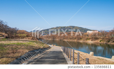 京都府八幡市宇治川冬季瀨割堤 135698811