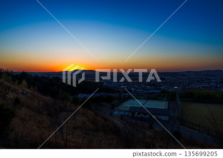 京都府南山城－夕陽西下，生駒山在絢麗的天空映襯下若隱若現，天空呈現出美麗的漸變色。木津川市城山台 135699205