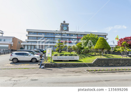 北海道紋別市，陽光明媚的日子紋別市政廳 135699206