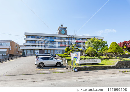 北海道紋別市，陽光明媚的日子紋別市政廳 135699208