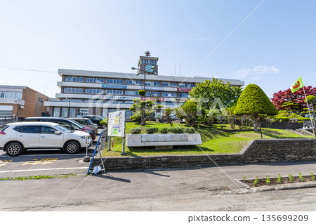 北海道紋別市，陽光明媚的日子紋別市政廳 135699209