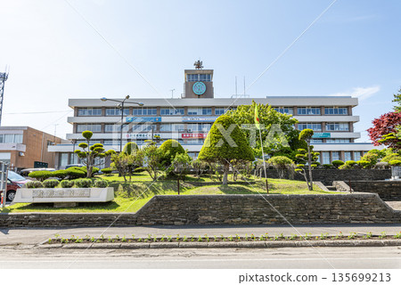 北海道紋別市，陽光明媚的日子紋別市政廳 135699213