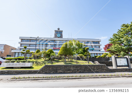 北海道紋別市,陽光明媚的日子紋別市政廳 北海道紋別市,陽光明媚的日子紋別市政廳 135699215