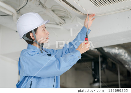 一名女工正在檢查空調 135699265