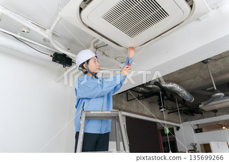 一名女工正在檢查空調 135699266