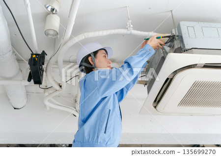 一名女工正在檢查空調 135699270