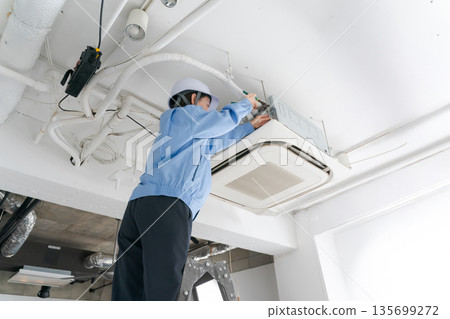 一名女工正在檢查空調 135699272