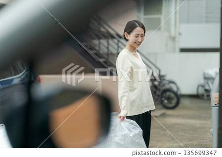 女人扔掉垃圾 135699347