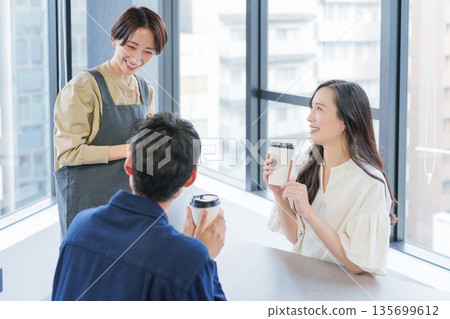 餐廳女服務生為顧客服務 135699612