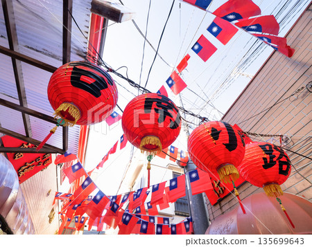 神奈川縣橫濱中華街台南小路懸掛著台灣旗幟和紅燈籠 神奈川縣橫濱中華街台南小路懸掛著台灣旗幟和紅燈籠 135699643