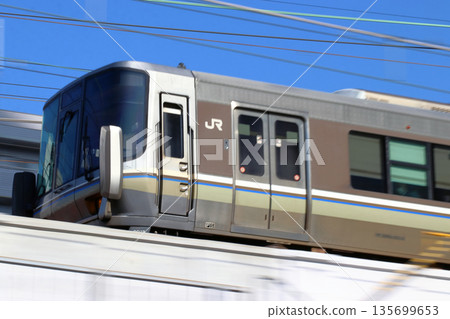 一列在架空軌道上運行的特快列車(兵庫縣神戶市) 一列在架空軌道上運行的特快列車(兵庫縣神戶市) 135699653