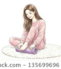 一位女士正在使用泡沫軸 135699696