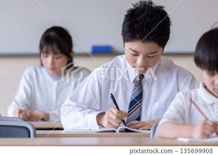 孩子認真學習 135699908