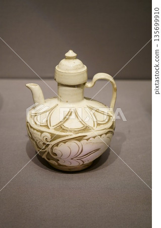 9663 白色釉面雕花阿拉伯紋飾水罐 135699910