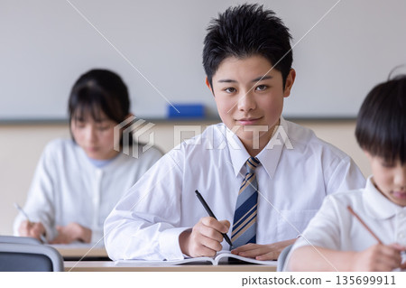 男學生看著鏡頭 男學生看著鏡頭 135699911