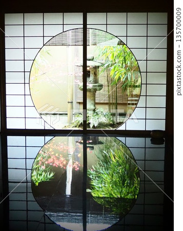 從圓形窗戶望出去的花園 135700009
