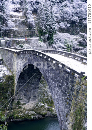 美麗的冬季玲台橋,是熊本縣三里町的標誌性建築 美麗的冬季玲台橋,是熊本縣三里町的標誌性建築 135701610
