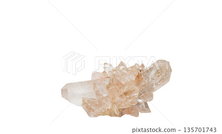 白色背景上的淡粉紅色晶體簇 135701743