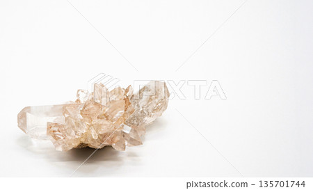 白色背景上的淡粉紅色晶體簇 135701744