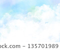 手繪水彩插畫，描繪了雲朵和天空 135701989