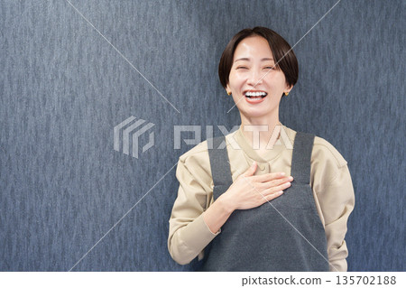微笑的女店員，身穿圍裙 135702188