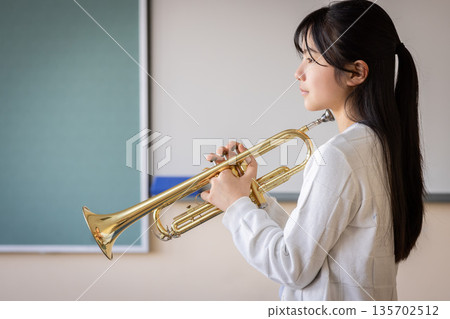 小學生吹小號 135702512