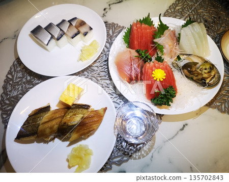 超市裡的壽司和刺身 超市裡的壽司和刺身 135702843