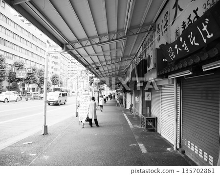 築地場外市場的街景和道路展現了市場的獨特個性。 築地場外市場的街景和道路展現了市場的獨特個性。 135702861