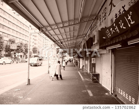 築地場外市場的街景和道路展現了市場的獨特個性。 築地場外市場的街景和道路展現了市場的獨特個性。 135702862