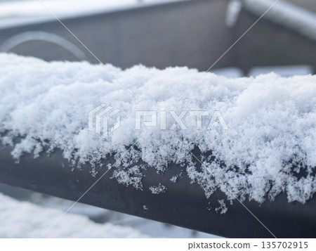 降雪細節:住宅陽台欄桿上堆積的鬆軟積雪的特寫鏡頭 降雪細節:住宅陽台欄桿上堆積的鬆軟積雪的特寫鏡頭 135702915