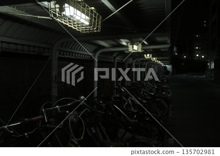 隱隱約約有些不安！深夜裡，一個無人看管的自行車停車場。 135702981
