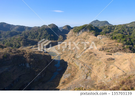 從千葉縣白木山展望台眺望房總大峽谷、小木山和鋸齒山。 135703139