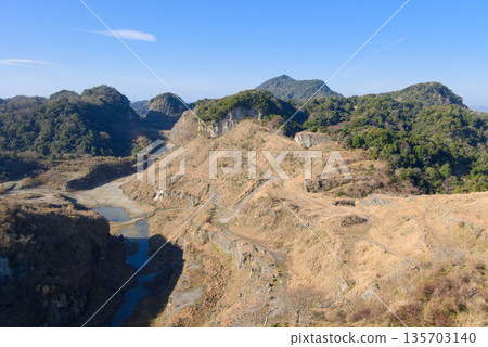 從千葉縣白木山展望台眺望房總大峽谷、小木山和鋸齒山。 135703140