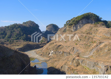 Mount Konogiri in Chiba Prefecture, Boso Grand Canyon and Mount Konogiri as seen from the eastern end 135703142