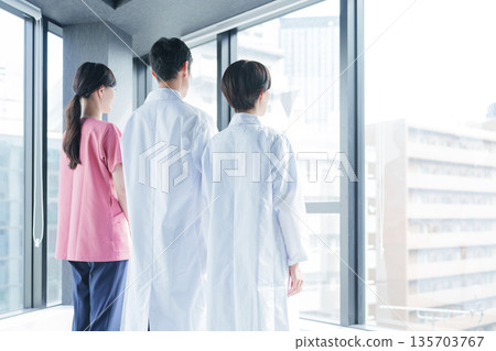 醫生或醫療專業人員的背部 135703767