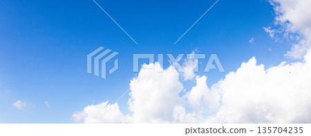 藍天白雲的簡單風景 135704235