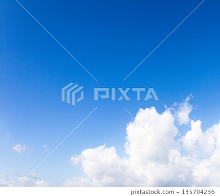 藍天白雲的簡單風景 135704236