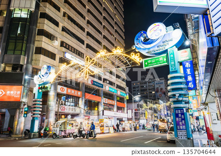六合夜市入口,高雄最大的旅遊夜市,台灣 六合夜市入口,高雄最大的旅遊夜市,台灣 135704644