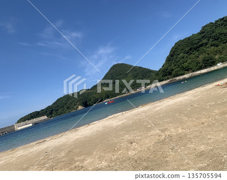 The emerald green sea and beaches of Kitaura, Shimane Prefecture 135705594