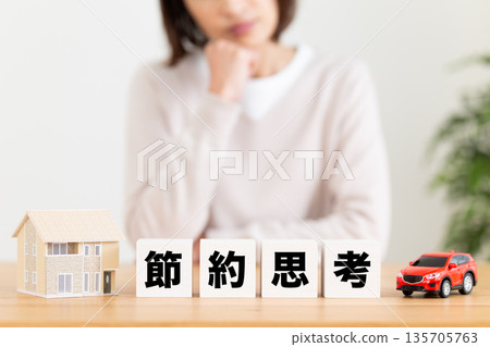 一位中年婦女在儲蓄方面遇到了思考障礙。 135705763