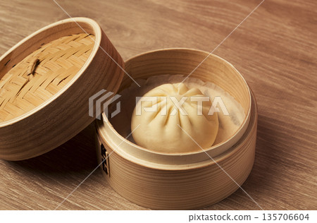 Steamed buns in a bamboo steamer. Steamer, steamed buns, meat buns, pork buns, baozi, etc. 135706604