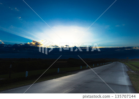 從北海道美瑛的山頂眺望落日和筆直的道路 從北海道美瑛的山頂眺望落日和筆直的道路 135707144