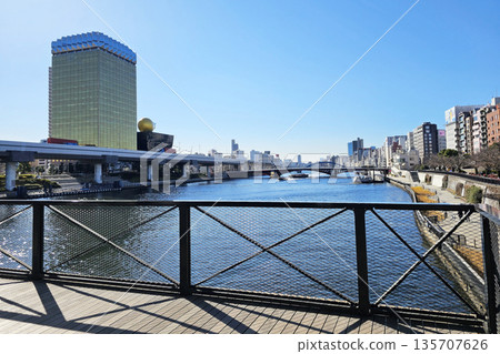 Scenery of the Sumida River in Tokyo, Japan, with the Asahi Beer Tower and Asahi Flame in the background. Scenery of the Sumida River in Tokyo, Japan, with the Asahi Beer Tower and Asahi Flame in the background. 135707626