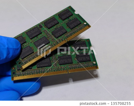 手裡拿著兩塊筆記型電腦(PC)主記憶體(RAM) 手裡拿著兩塊筆記型電腦(PC)主記憶體(RAM) 135708255