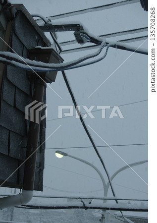 Kansai cityscape where snow fell for the first time in several years 135708268