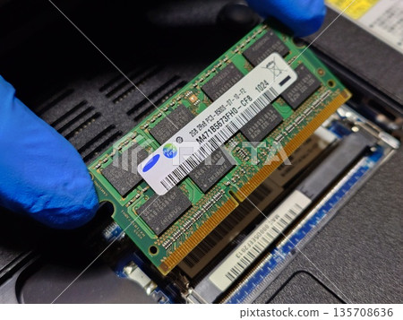 Installing main memory (RAM) in a laptop (PC) Installing main memory (RAM) in a laptop (PC) 135708636