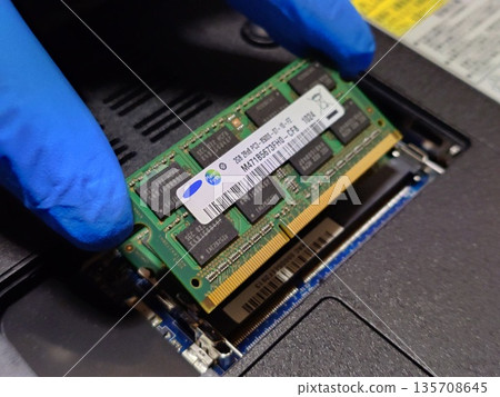 在筆記型電腦（PC）中安裝主記憶體（RAM） 135708645