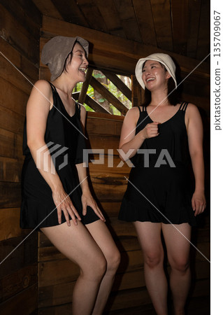 兩名婦女在山梨縣八岳享受桑拿 135709067