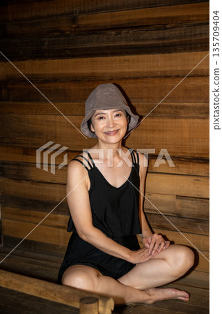 一位女士在山梨縣八岳的桑拿房放鬆身心。 135709404